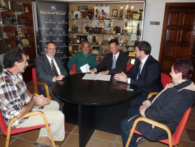 Acte de signatura. D'esq. a dreta: Claudi Fernández, tresorer de CIMEV; Albert Julien, regidor de Parcs i Jardins; Santiago Páez, educador de CIMEV; Miquel dels Sants Carbonell, director de la sucursal de la Caixa al municipi; Rafael Ramos, sotsdirector; i Herminia Navarrete, pdta. CIMEV