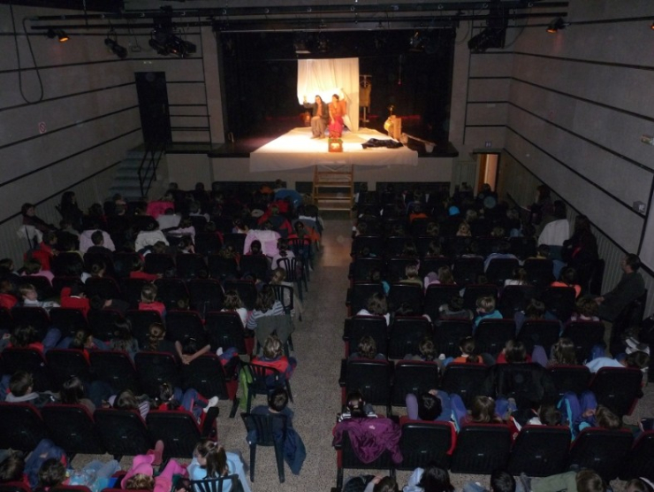 El Teatre de la Vila, ple d'alumnes presenciant l'obra 'La bona persona', de la cia. la Perla 29