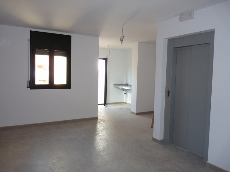 Vista d'una sala interior de l'edifici municipal, amb l'ascensor