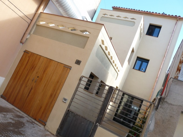 Façana del carreró de la Cooperativa de l'edifici municipal
