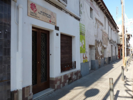 Local de Càritas Parroquial, Voluntariat Social i Creu Roja on es poden entregar aliments