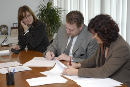 Mercè Pla i Juan Antonio García signen el conveni de col·laboració