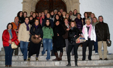 Integrants de les parelles lingüístiques en la sortida a Sitges, amb el regidor Truyols