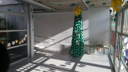 Feines de pintura acabades al vestíbul de l'escola d'infantil folch i torres