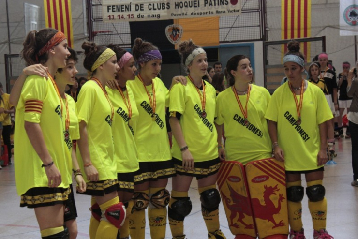 Les noies, amb la medalla de campiones. Imatge: HC Palau de Plegamans
