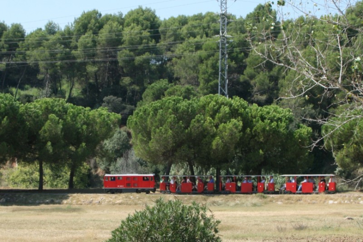 Els trens recorren el bell paratge de l'Hostal del Fum