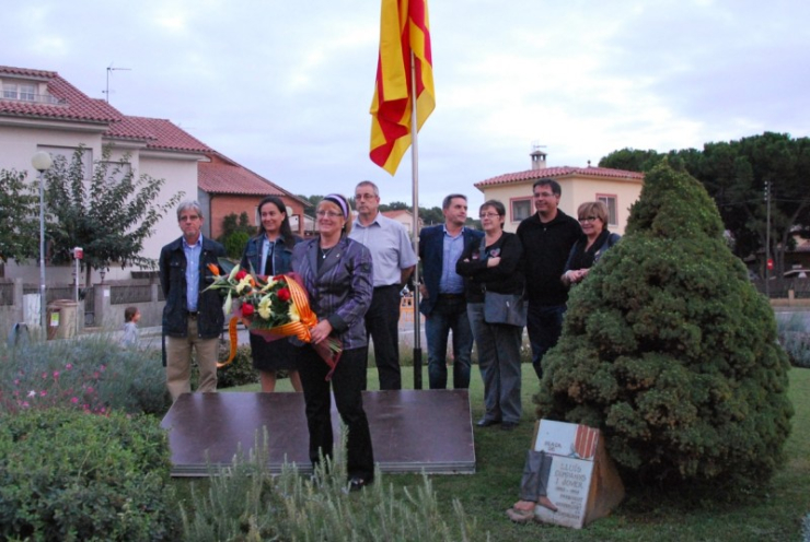 Representants dels partits polítics i de l'Ajuntament que van participar en l'ofrena floral, amb l'Alcaldessa en primer terme
