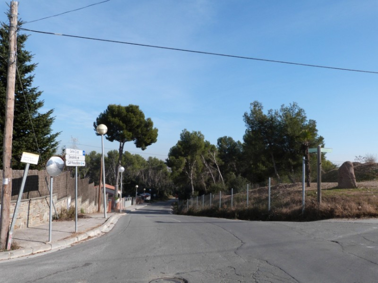 El c. Camí de Palau, vist des de Can Falguera, és la ruta alternativa per anar a Palaudalba