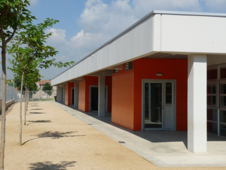 Vista externa de l'únic edifici existent de l'escola