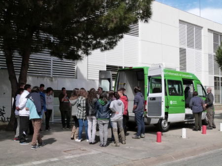 Imatge de la unitat mòbil de consum a l'Institut Ramon Casas i Carbó