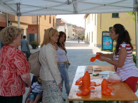 Punt d'informació sobre la recollida d'oli domèstic, organitzat pel Consorci de Residus i l'Ajuntament, maig 2012