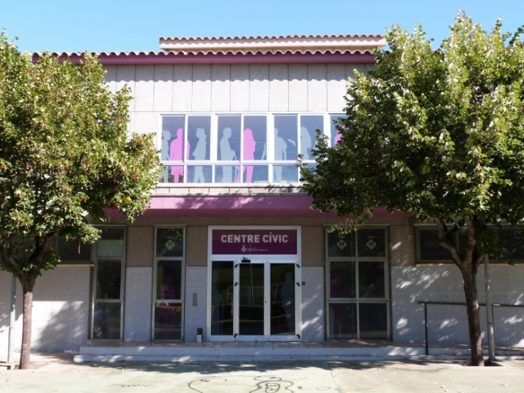 Façana i porta principal del Centre Cívic, a l'edifici que havia estat el CAP