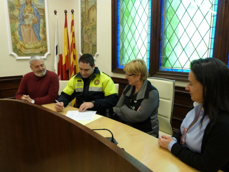 L'Alcaldessa, la regidora Marcuello i els sotsinspector gràcia acompanyen l'agent en l'acte de possessió