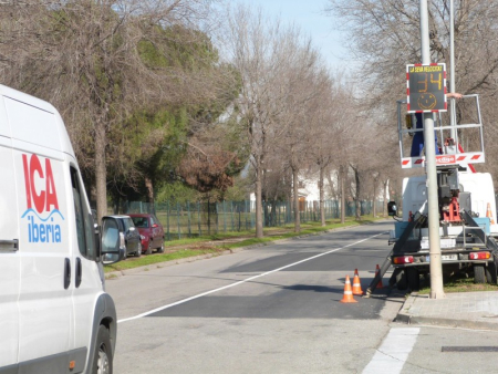 Un dels plafons mostra la velocitat d'una furgoneta que circula en sentit nord
