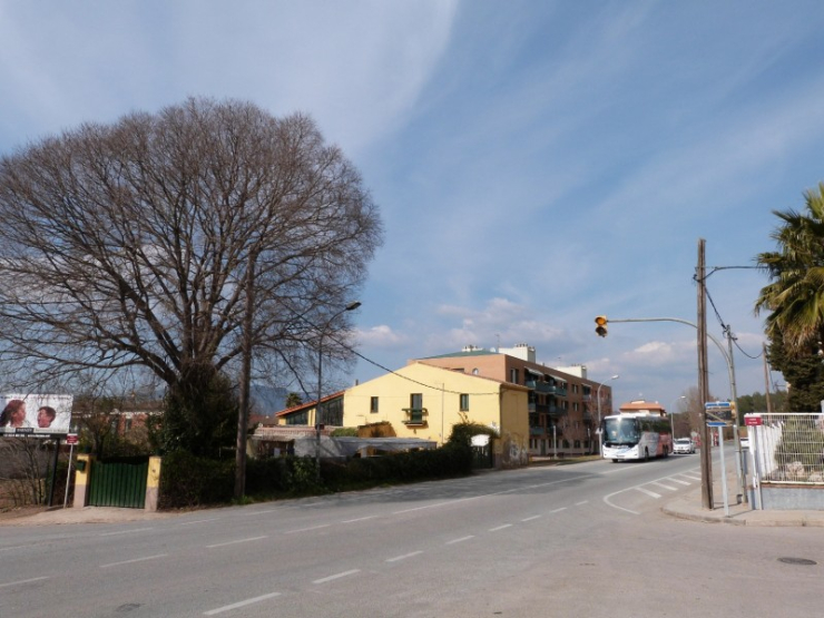 Un dels nous passos es crea al costat de l'encreuament entre l'av. Catalunya i el c. Arquitecte Falguera