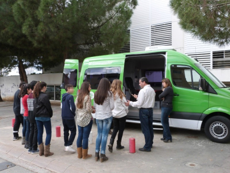 L'oficina mòbil de reclamació, amb un grup d'alumnes de l'institut