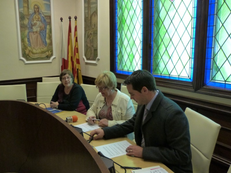 Carme Sanz, Teresa Padrós i José Luis Montserrat, d'esquerra a dreta, en l'acte de signatura a l'Ajuntament