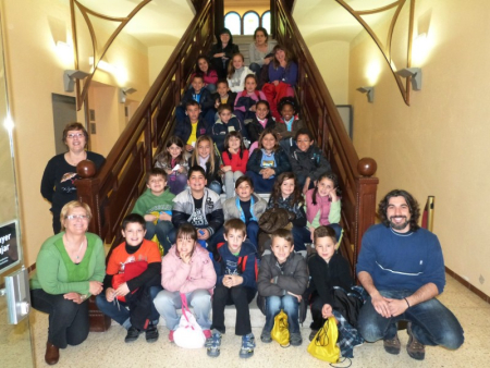 Teresa Padrós, Carme Sanz i Joan Carles Tinoco amb el primer grup d'alumnes de l'Escola Palau