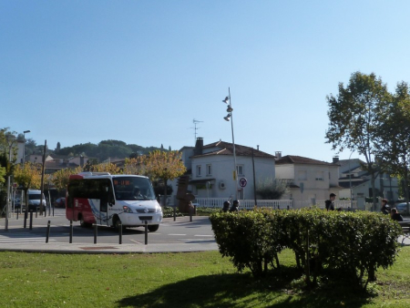 L'autobús urbà, a la parada del Centre Cívic