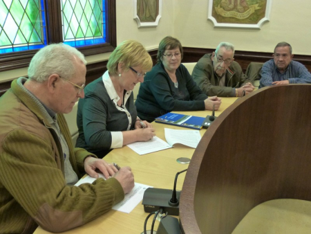 Marsal i Padrós signen el conveni, amcompanyats per la regidora Sanz i membres de la junta de l'associació