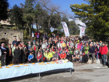 Bona part del grup d'excursionistes palauencs i calderins en un dels punts d'avituallament