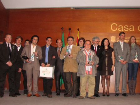 Els representants de l'Ajuntament i del Centre Cultural Andalús de Palau-solità i Plegamans, amb altres premiats