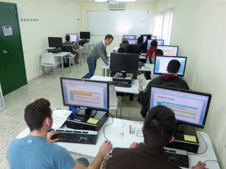 Alumnes i professor que fan el curs de COPEVO a l'aula de noves tecnologies de l'edifici de Promoció Econòmica