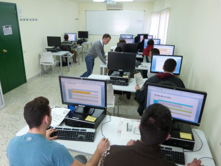 Alumnes i professor que fan el curs de COPEVO a l'aula de noves tecnologies de l'edifici de Promoció Econòmica