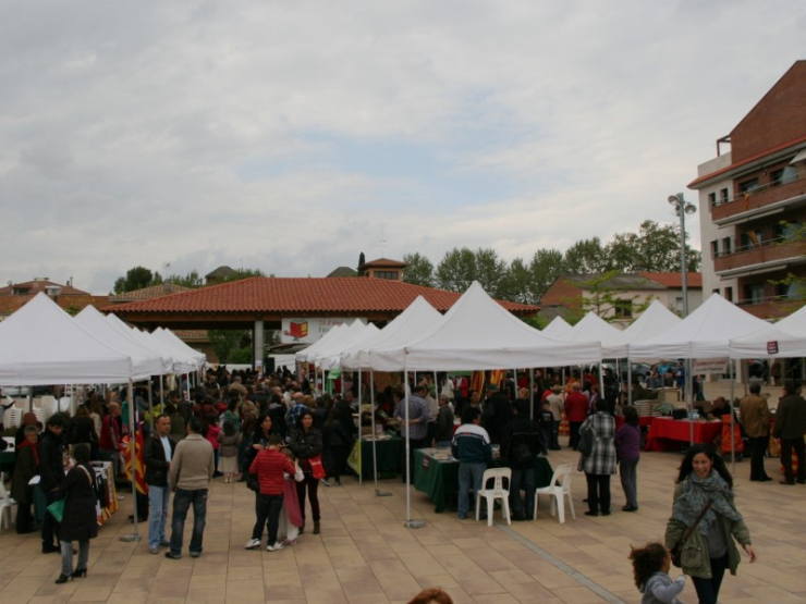 La Fira de Roses i Llibres del Sant Jordi 2012, a la plaça de Ca l'Estruch