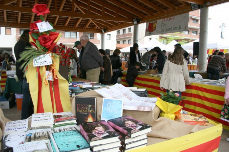 Una parada amb roses i llibres a sota la porxada de la plaça