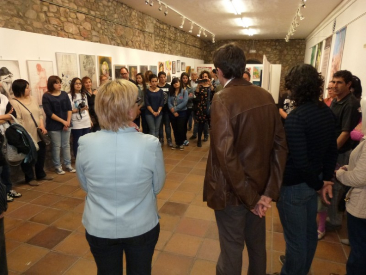 El públic escolta els parlaments sobre la mostra i les obres dels alumnes del batxillerat artístic de l'Institut Ramon Casas