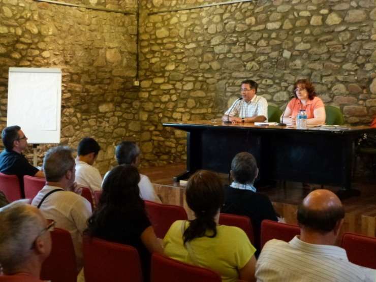 David Abascal i Isabel Pons, davant els assistents a la xerrada de l'OMIC i AICEC-ADICAE