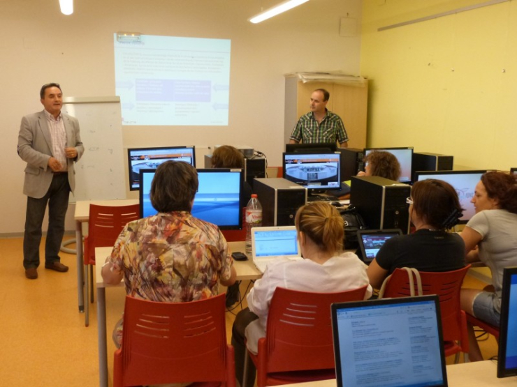 Rovira (esquerra) i Moré (dreta), davant dels alumnes de 'Venda online', a l'Aula Ciber de l'Espai Jove l'Escorxador