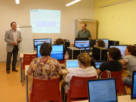 Rovira (esquerra) i Moré (dreta), davant dels alumnes de 'Venda online', a l'Aula Ciber de l'Espai Jove l'Escorxador