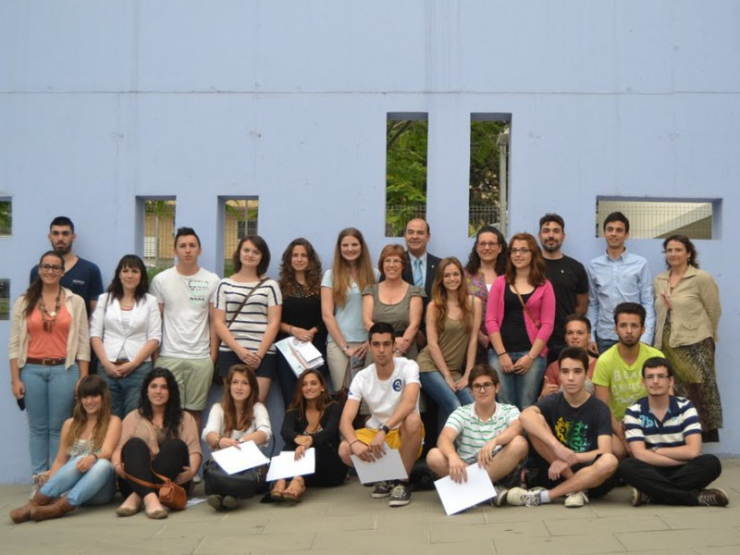Alumnes autors dels treballs finalistes amb professors i autoritats dels diversos municipis que participen al Minerva