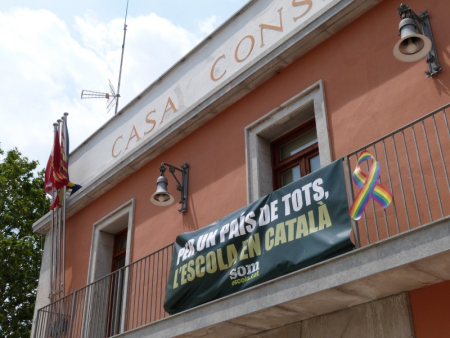 Llaç amb els colors de l'arc de Sant Martí, al balcó de la Casa Consistorial