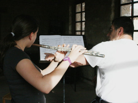 L'Escola de Música amplia l'oferta de classes d'instrument. Aquí una alumna practica amb la flauta travessera.