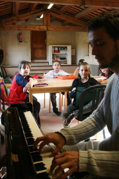 Els més petits aprenen amb l'ajuda d'un piano