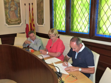 D'esquerra a dreta: Rovira, Padrós i Bachs, en la signatura del conveni