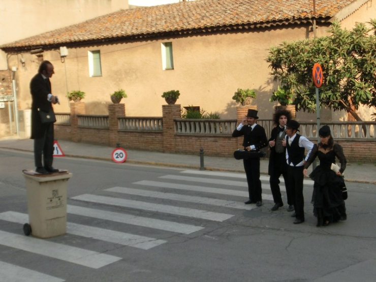 Al passeig de la Carrerada, coneixent el poble i buscant bon públic