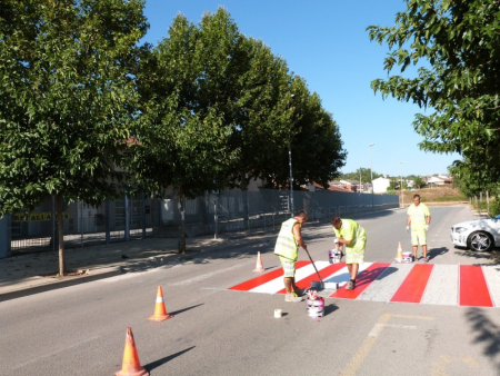 Els operaris pinten un dels passos de vianants de donen accés a l'Escola Can Cladellas