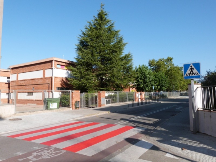 Pas de vianants pintat de nou davant l'Escola Josep M. Folch i Torres