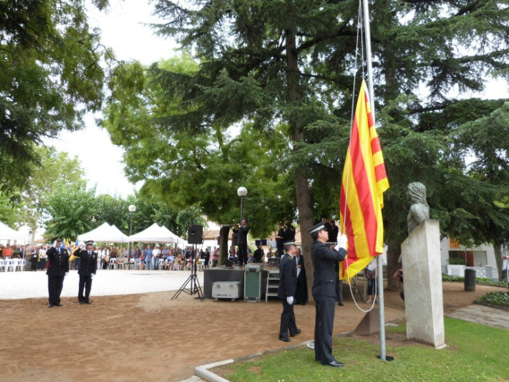 Agents de la Policia Local alcen la Senyera