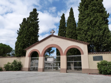 Porta principal del Cementiri de Plegamans