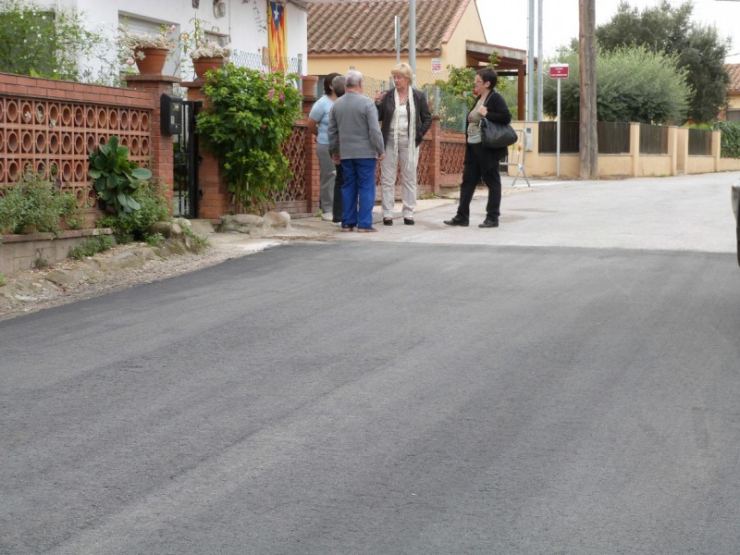 Teresa Padrós i Carme Sanz conversen amb uns veïns de la carretera de Sentmenat.