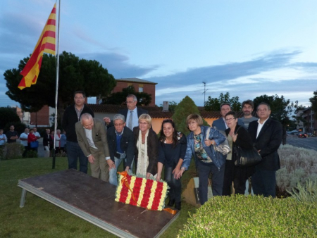 L'Alcaldessa i regidors i regidores de l'Ajuntament van fer l'ofrena floral en nom del consistori i del municipi.