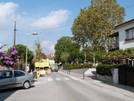 Els operaris preparen des del dia anterior el carrer Padró per començar els treballs.