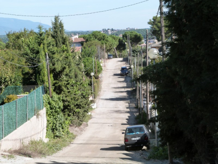 Un dels carrers sense asfalt del barri de Can Riera.