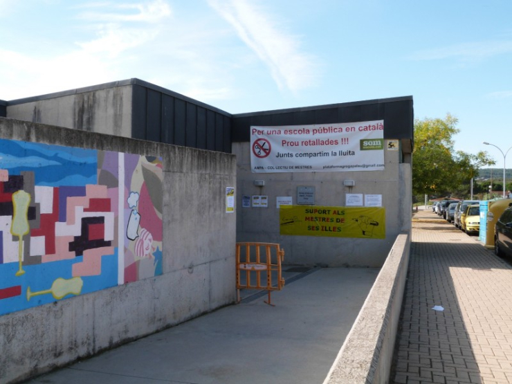 Les reivindicacions de la comunitat educativa són visibles a l'Escola Palau i a altres centres educatius del municipi