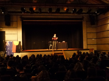 Lilly Story narra relats a joves del municipi al Teatre de la Vila.